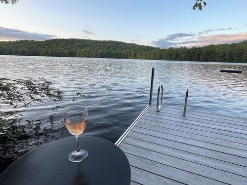 Bright beautiful clean 3br/2ba Lake House by Norway hiking, skiing & restaurants