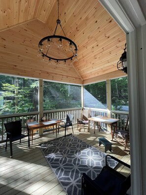 Dining - Bright beautiful clean 3br/2ba Lake House by Norway hiking, skiing & restaurants (Norway)