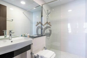 Hair dryer, towels, soap, toilet paper - Delightful 2 Bedroom in Jumeirah Village Circle (Dubai)