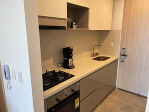 Kühlschrank, Ofen, Herdplatte, Wasserkocher mit Kaffee-/Teezubehör