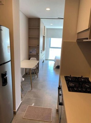 Kühlschrank, Ofen, Herdplatte, Wasserkocher mit Kaffee-/Teezubehör