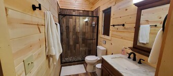 Secluded Smoky Mountain Cabin. Hot Tub, Pet-Friendly, 5 minutes from Bryson City