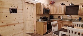 Beautiful Mtn Getaway. Quiet 2 bedroom, 2 bath, Hot tub & grill! 5 min to town!