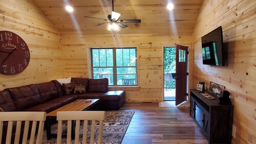 Secluded Smoky Mountain Cabin. Hot Tub, Pet-Friendly, 5 minutes from Bryson City