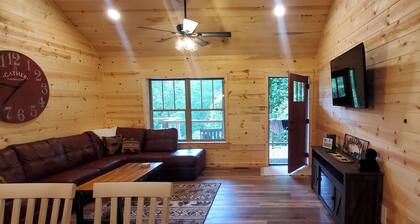 Secluded Smoky Mountain Cabin. Hot Tub, Pet-Friendly, 5 minutes from Bryson City