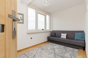 1 soveværelse, skrivebord, baby-/barnesenge (tillægsgebyr), sengetøj