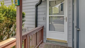 A house entrance with a wooden deck, a mailbox, and a door with a window. - Cozy Sugar Ski - 4 Ensuites, Extremely close to Slopes, Tubing, and Ice Skating! (Sugar Mountain)