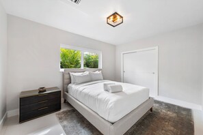 Guest bedroom with queen size bed 