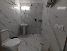 Ducha, cabezal de ducha tipo lluvia y toallas