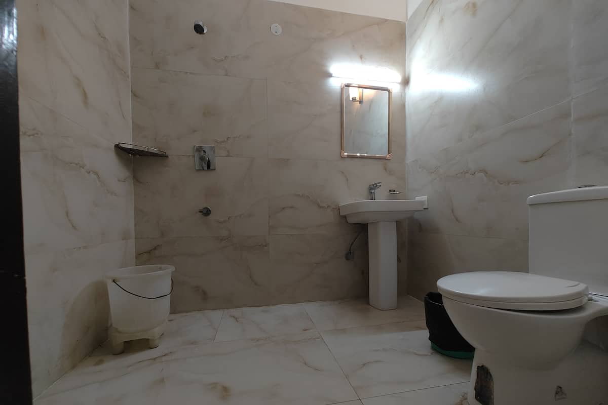 Un baño con inodoro, lavamanos y ducha.