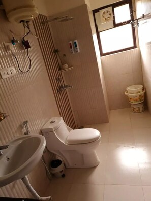 Handtücher, Seife, Shampoo, Toilettenpapier