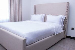 3 habitaciones, tabla de planchar con plancha, wifi y ropa de cama 