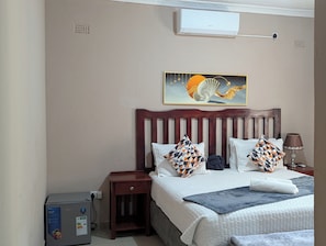Classic Double or Twin Room | Down duvets, pillow-top beds, laptop workspace, free WiFi - Lulu Guest Lodge (Victoria Falls)