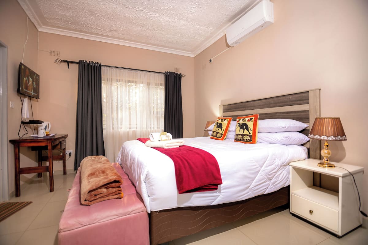 Classic Double or Twin Room | Down duvets, pillow-top beds, laptop workspace, free WiFi