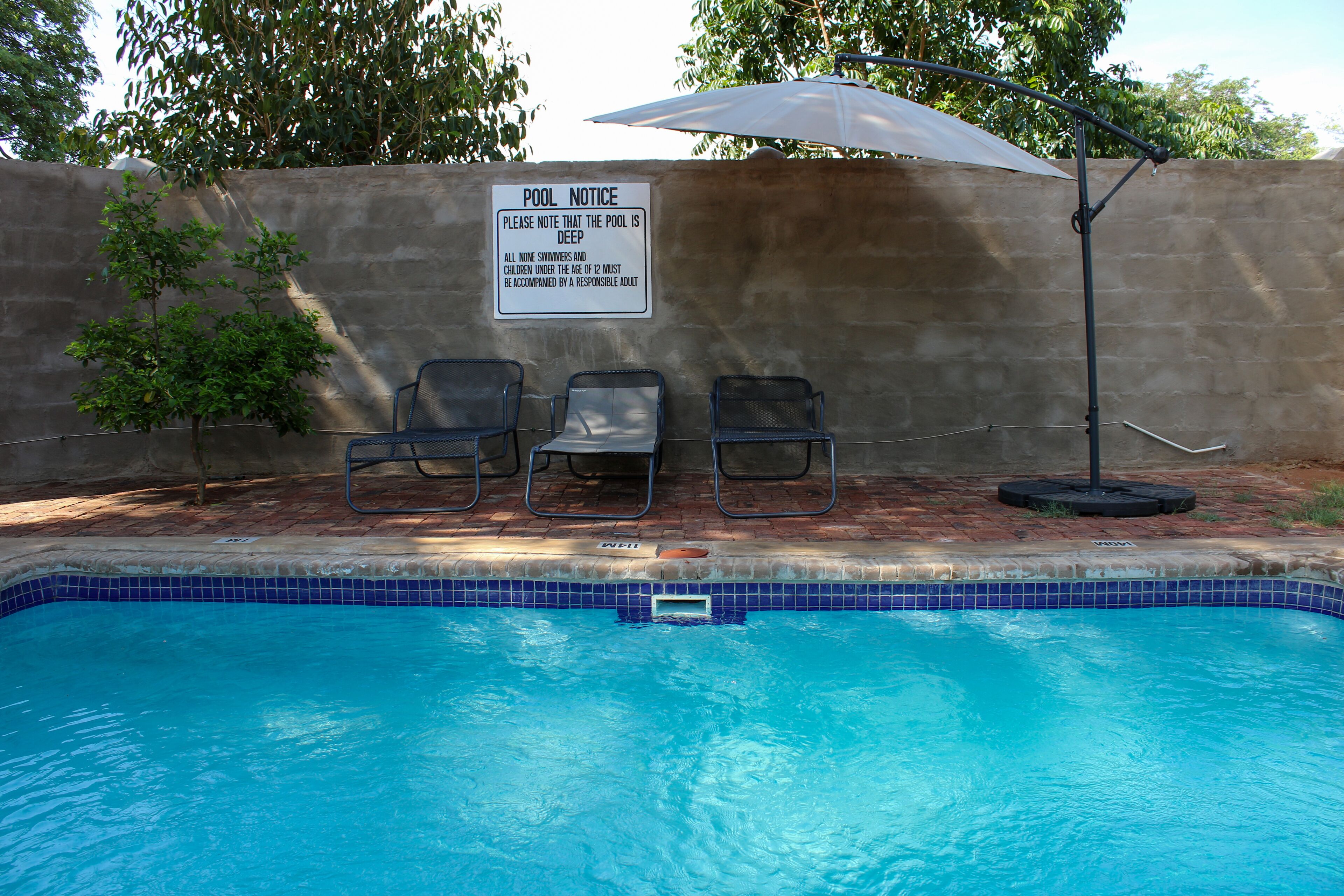 Piscine couverte, piscine extérieure, parasols de plage