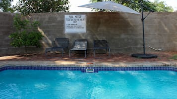 Piscine couverte, piscine extérieure, parasols de plage