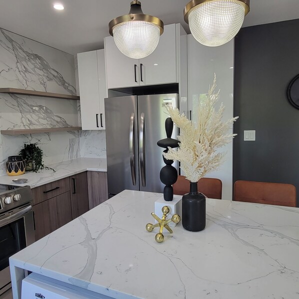 Refrigerador, microondas, horno y parrilla de estufa