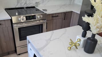 Geladeira, micro-ondas, fogão, cooktop