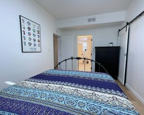 3 Schlafzimmer, Schreibtisch, Bügeleisen/Bügelbrett, Reisekinderbett