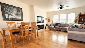 Smart TV, chimenea y libros 