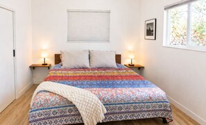 3 habitaciones, escritorio y tabla de planchar con plancha 