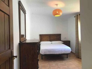 4 bedrooms, iron/ironing board, free WiFi, bed sheets