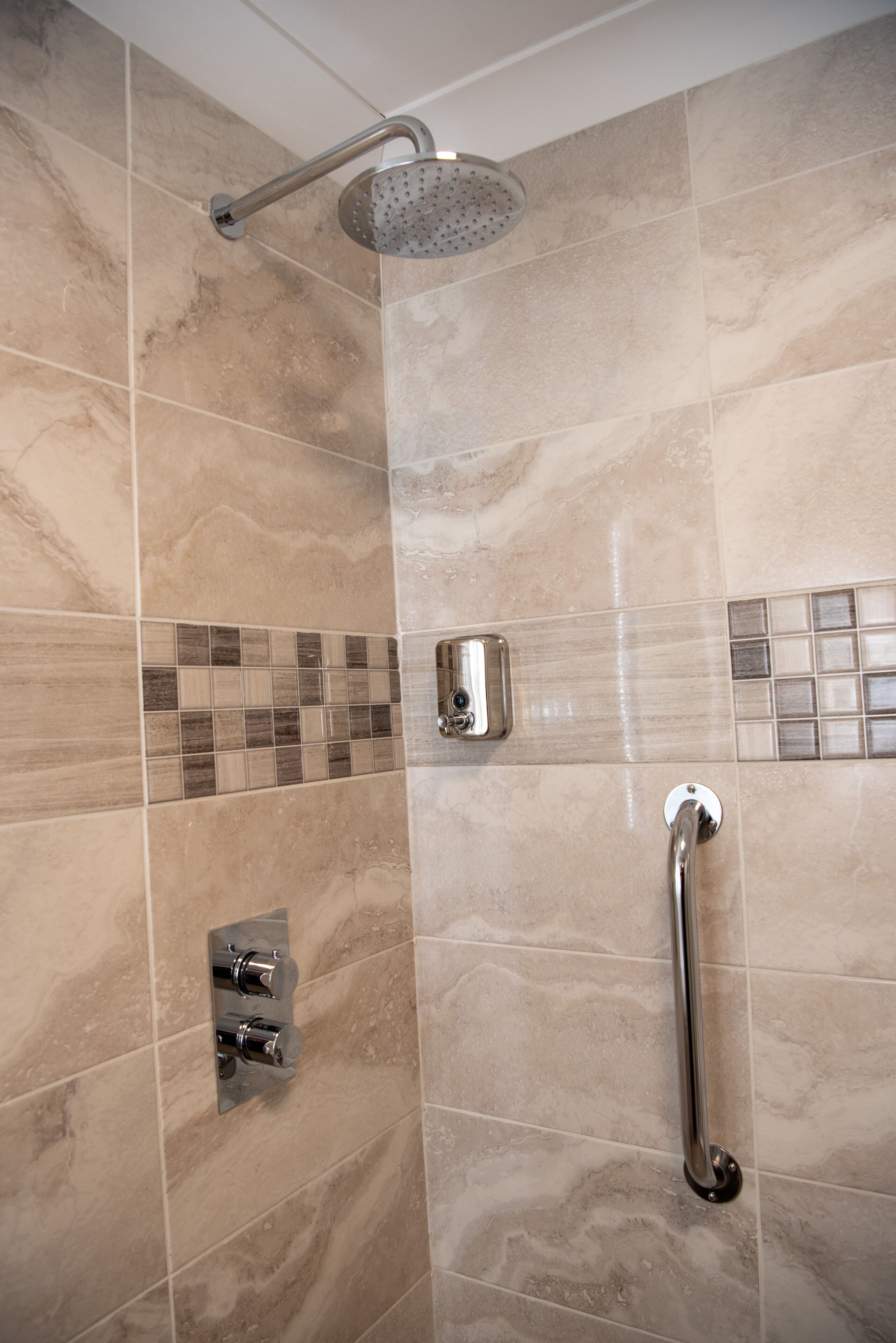 ฝักบัว, ไดร์เป่าผม, ผ้าเช็ดตัว