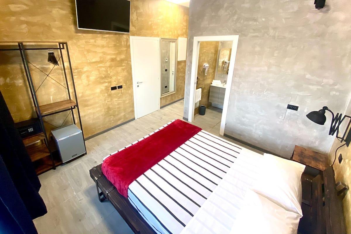 Camera 5 | Odada kasa, masa, ücretsiz kablosuz İnternet, çarşaf takımı