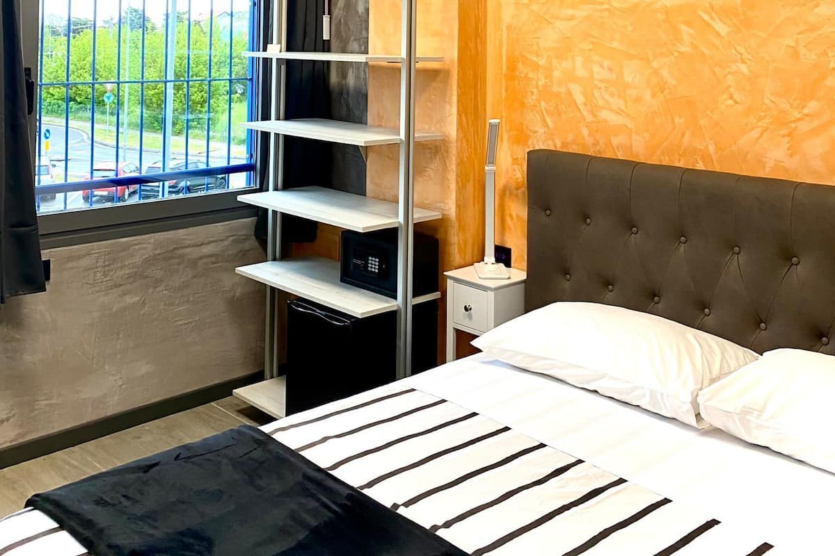 Camera 7 | Odada kasa, masa, ücretsiz kablosuz İnternet, çarşaf takımı