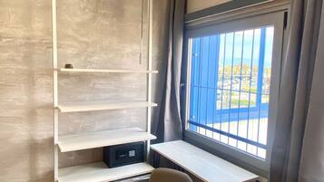 Camera 1 | Een kluis op de kamer, een bureau, gratis wifi, beddengoed