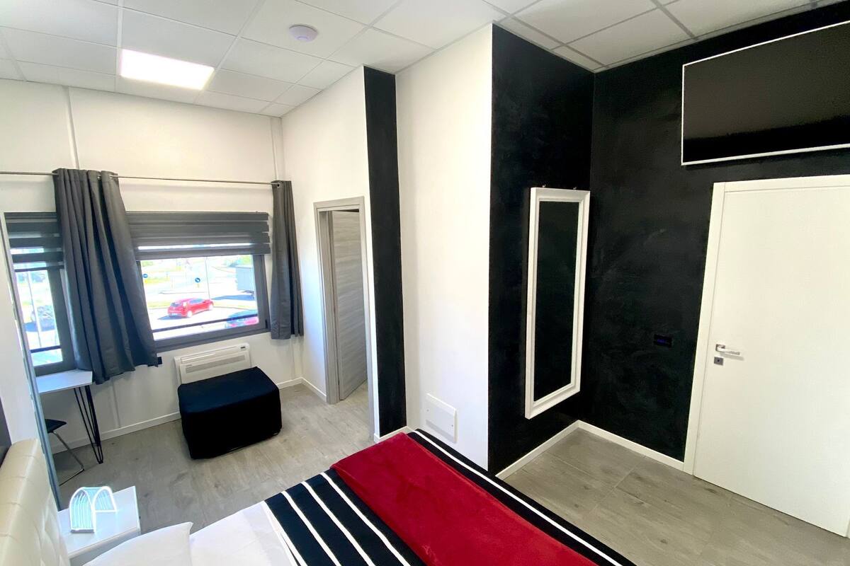 Huone | Tallelokero huoneessa, työpöytä, ilmainen Wi-Fi, vuodevaatteet