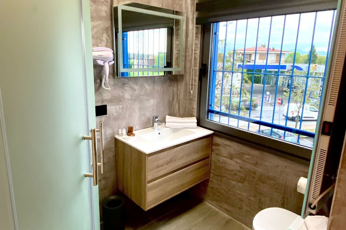 Camera 7 | Banyo | Duş, saç kurutma makinesi, bide, havlu