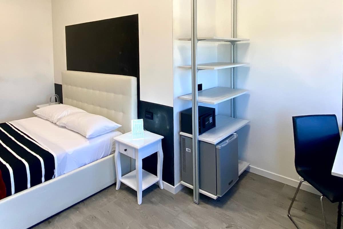 Camera 10 | Odada kasa, masa, ücretsiz kablosuz İnternet, çarşaf takımı