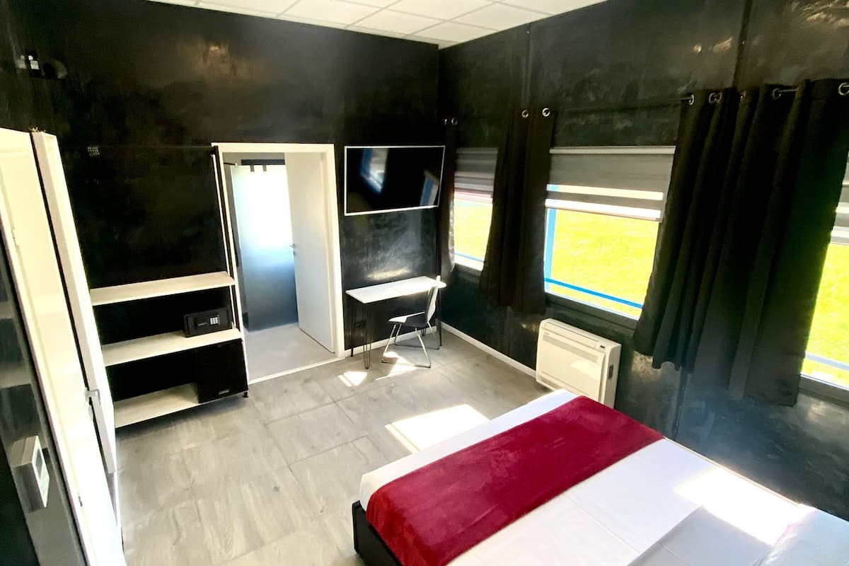 Camera 11 | Odada kasa, masa, ücretsiz kablosuz İnternet, çarşaf takımı