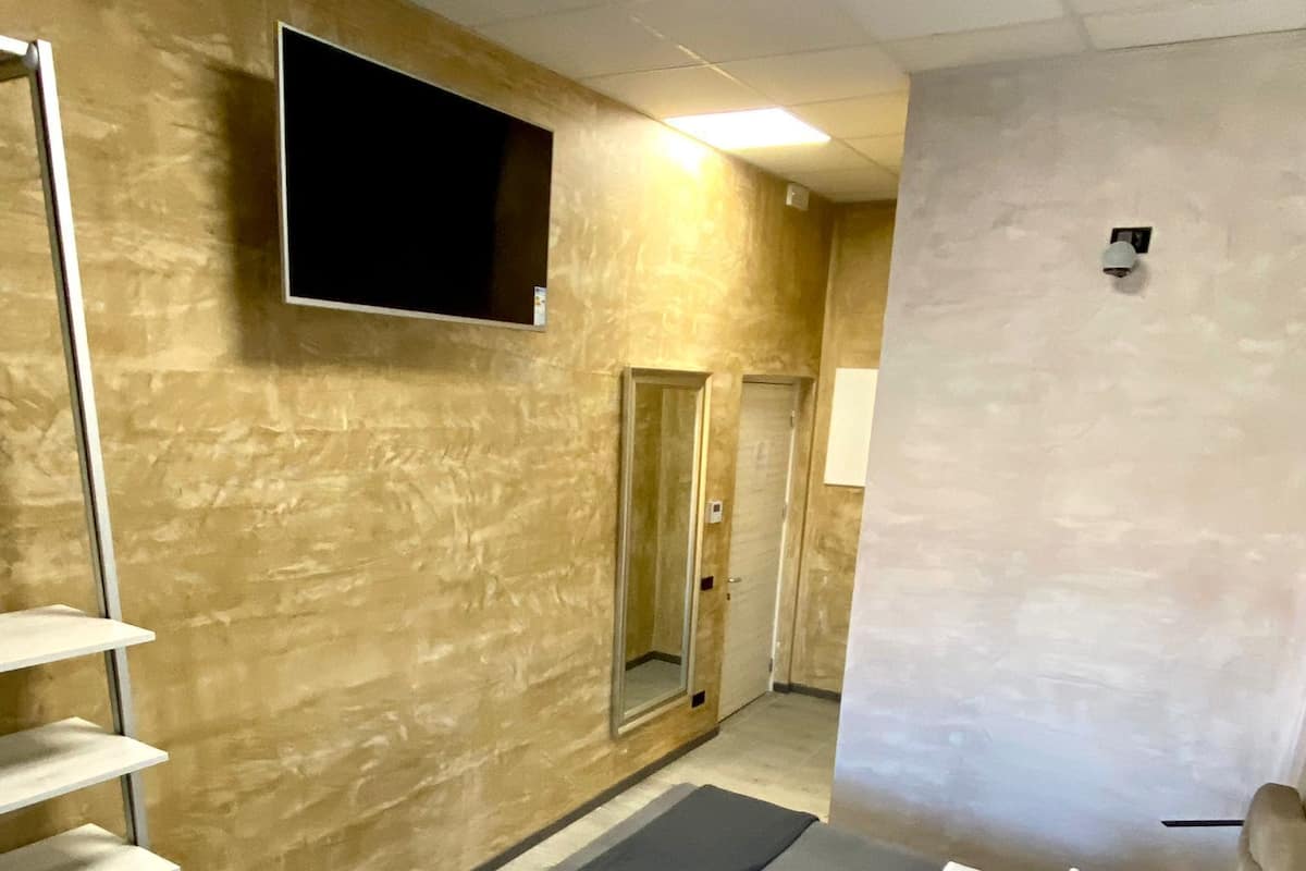 Camera 4 | Odada kasa, masa, ücretsiz kablosuz İnternet, çarşaf takımı