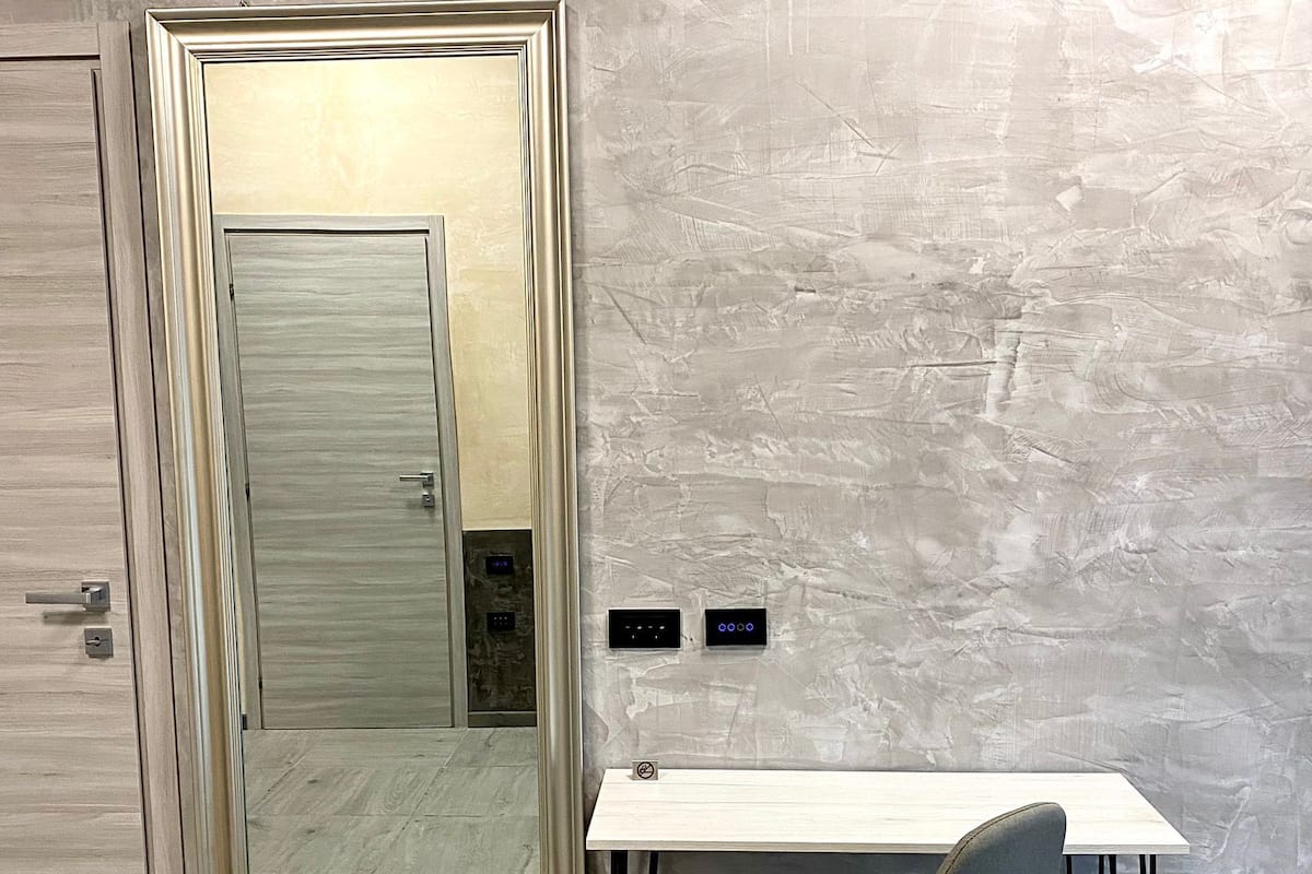 Camera 2 | Odada kasa, masa, ücretsiz kablosuz İnternet, çarşaf takımı