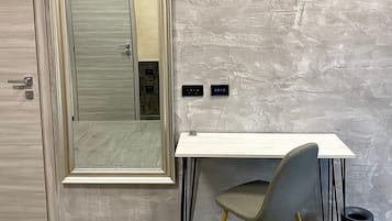 Camera 2 | Caja de seguridad en la habitación, escritorio y wifi gratis