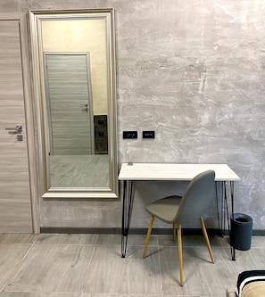 In-room safe, desk, free WiFi, bed sheets - Hotel Tech (Brembate)