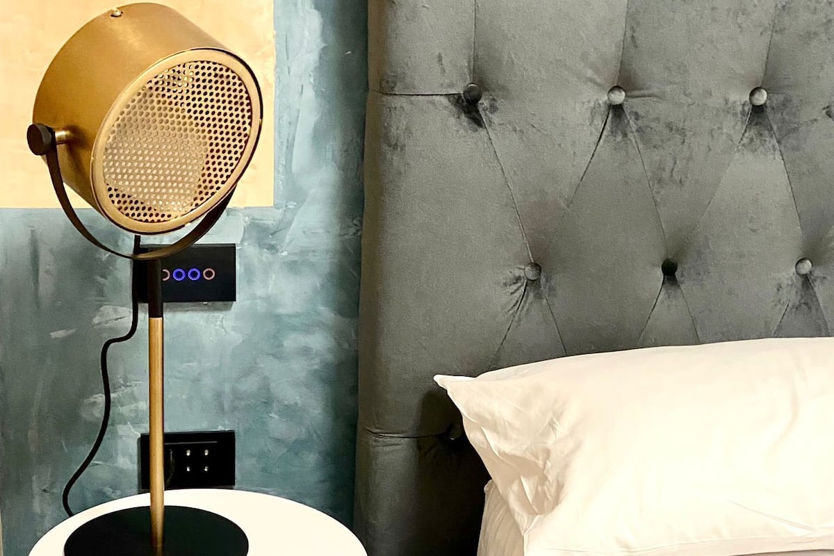 Camera 9 | Odada kasa, masa, ücretsiz kablosuz İnternet, çarşaf takımı