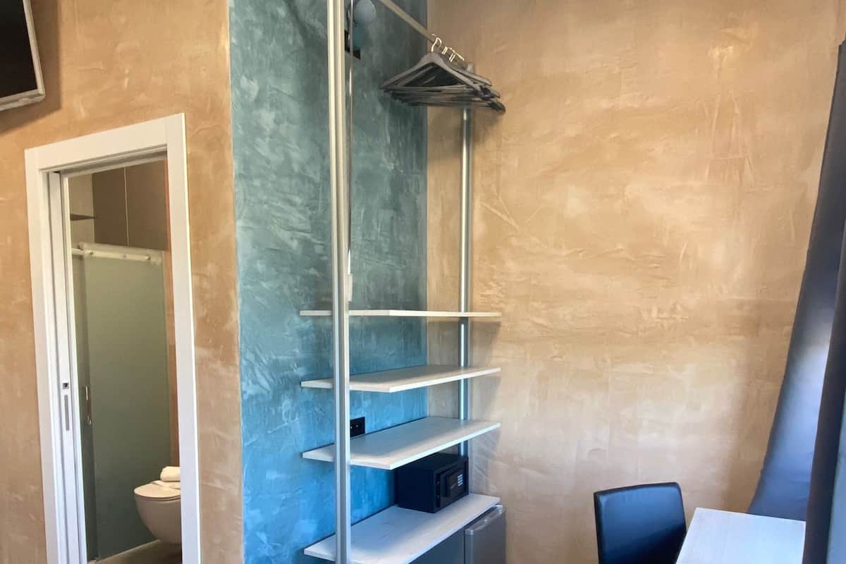 Camera 9 | Odada kasa, masa, ücretsiz kablosuz İnternet, çarşaf takımı