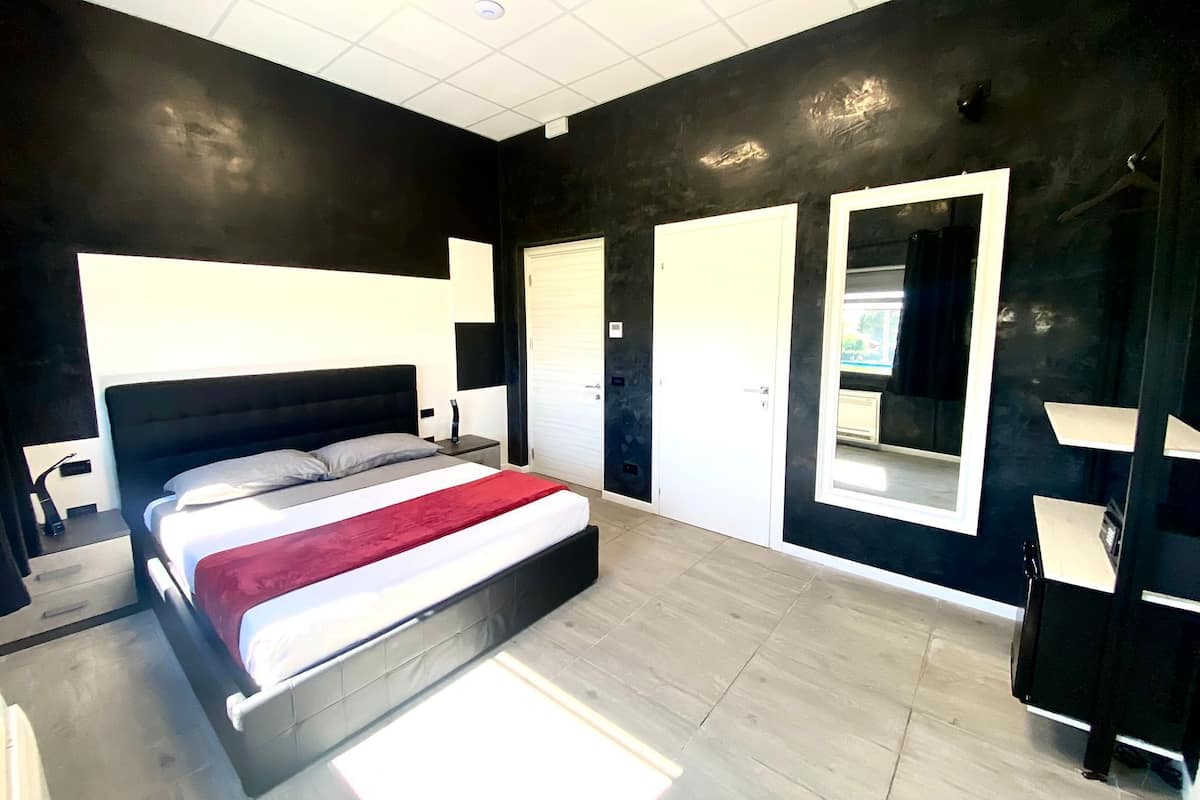 Camera 11 | Odada kasa, masa, ücretsiz kablosuz İnternet, çarşaf takımı