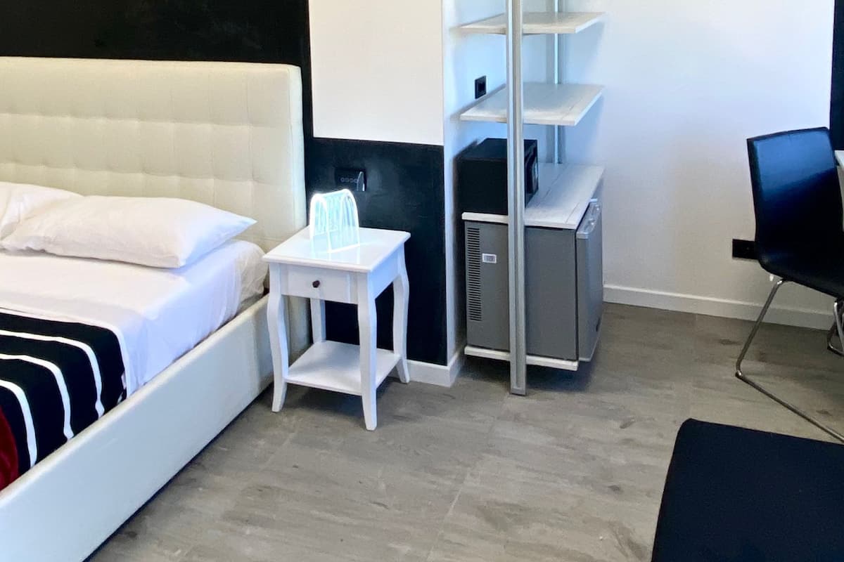 Camera 10 | Odada kasa, masa, ücretsiz kablosuz İnternet, çarşaf takımı