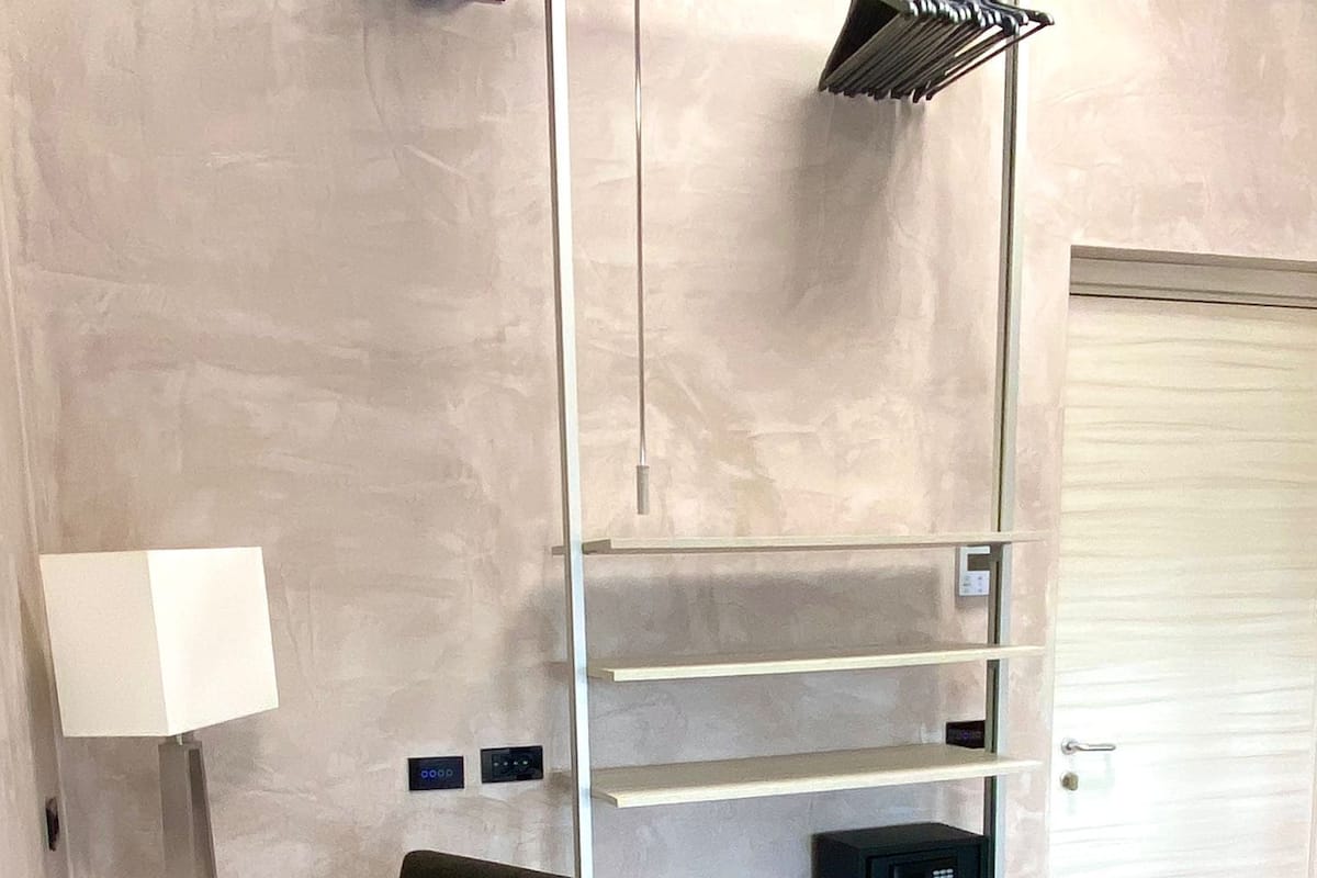 Camera 8 | Odada kasa, masa, ücretsiz kablosuz İnternet, çarşaf takımı