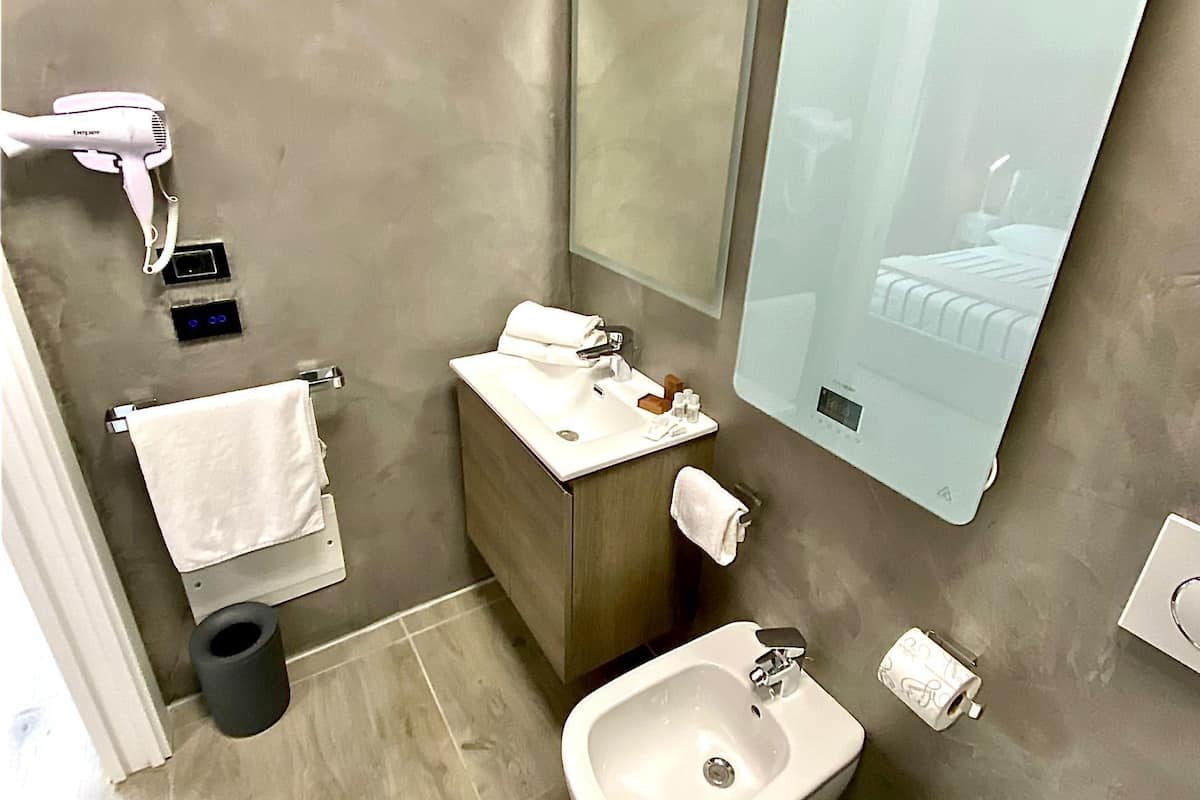 Camera 8 | Banyo | Duş, saç kurutma makinesi, bide, havlu