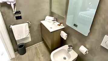 Camera 8 | Bathroom | Shower, hair dryer, bidet, towels