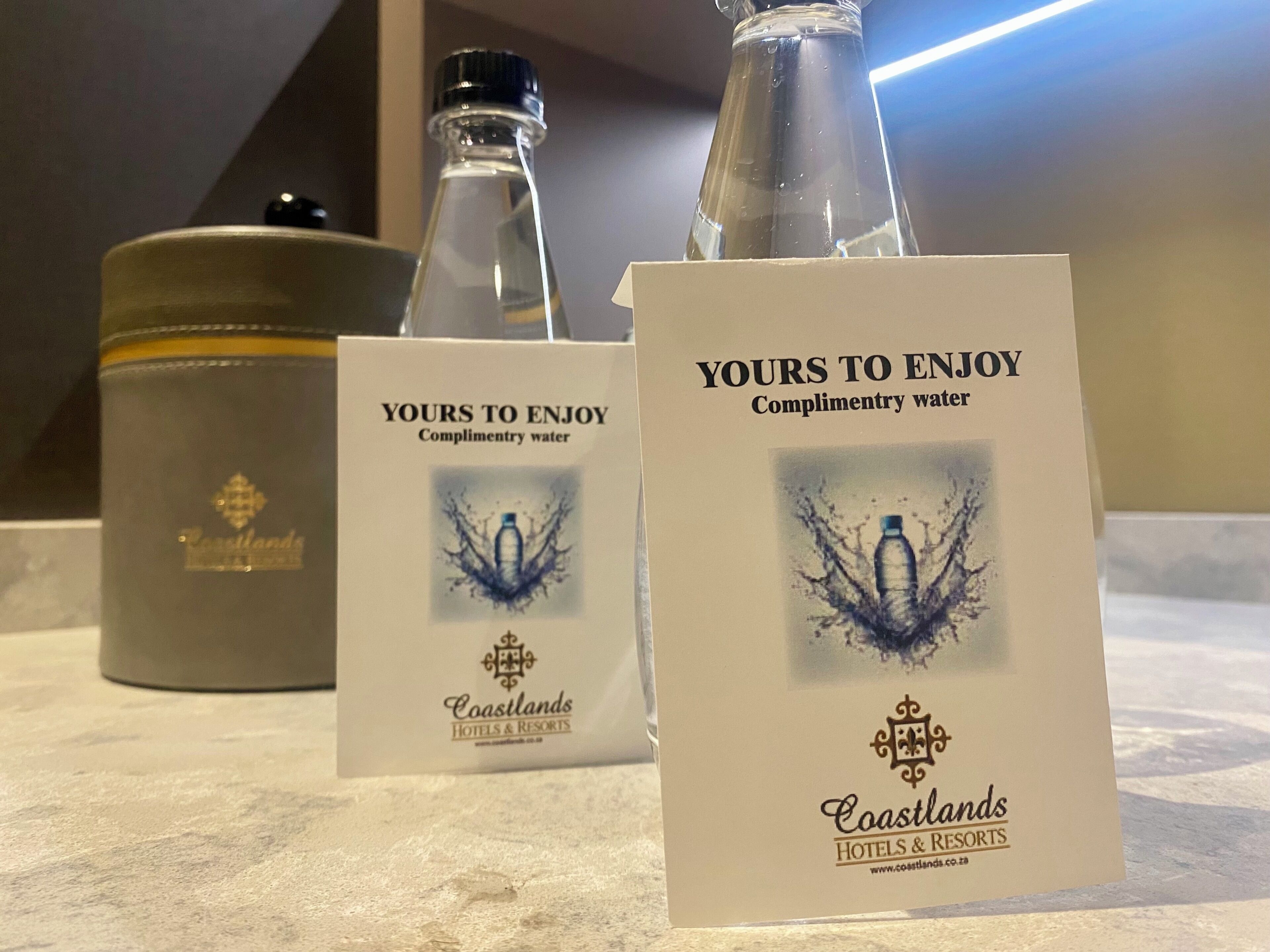 Deux bouteilles d’eau offertes et deux distributeurs d’eau de marque Coastlands Hotels & Resorts.