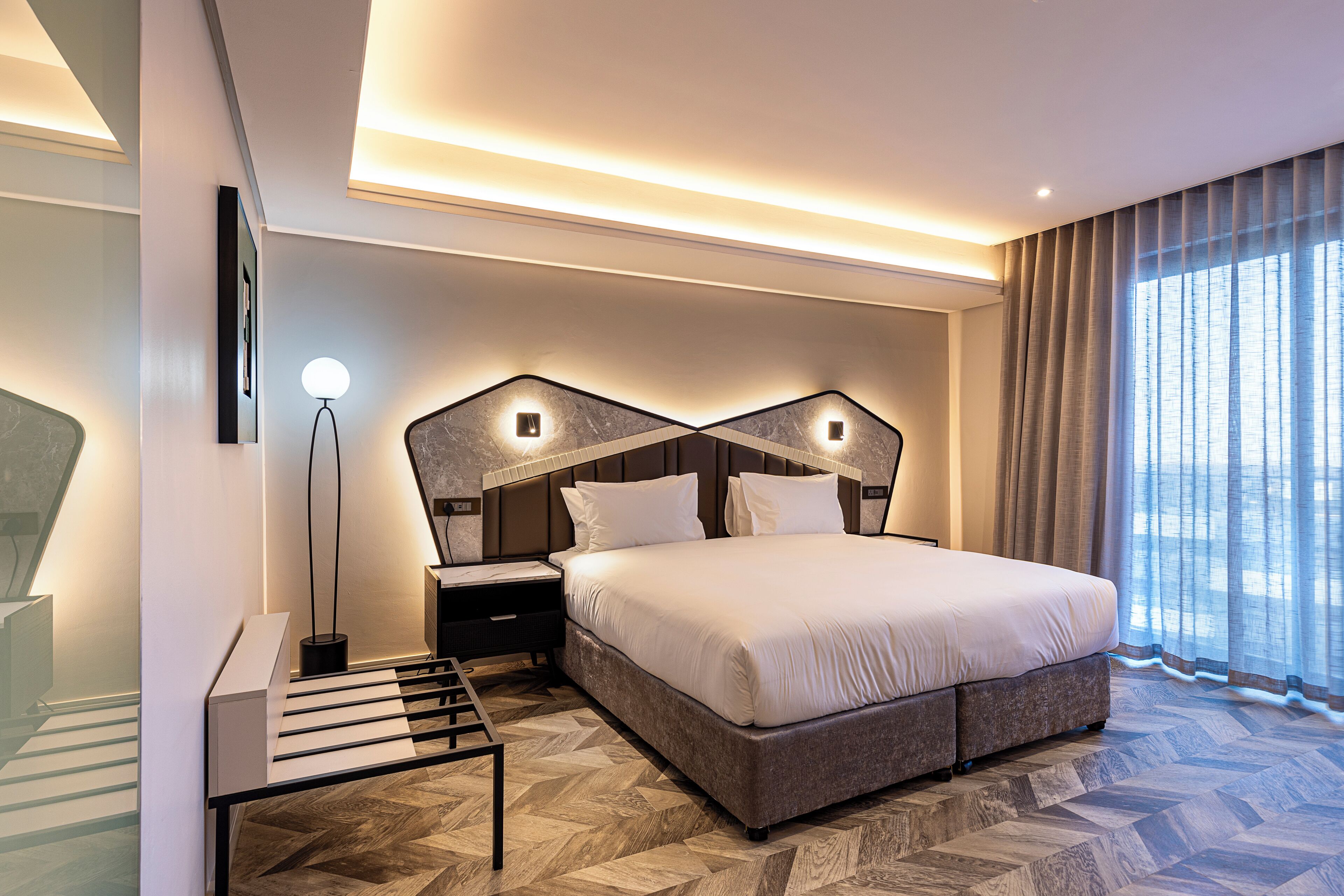 Minibar, caja de seguridad en la habitación y decoración personalizada 