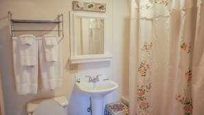 Heritage Room - Queen | Bathroom