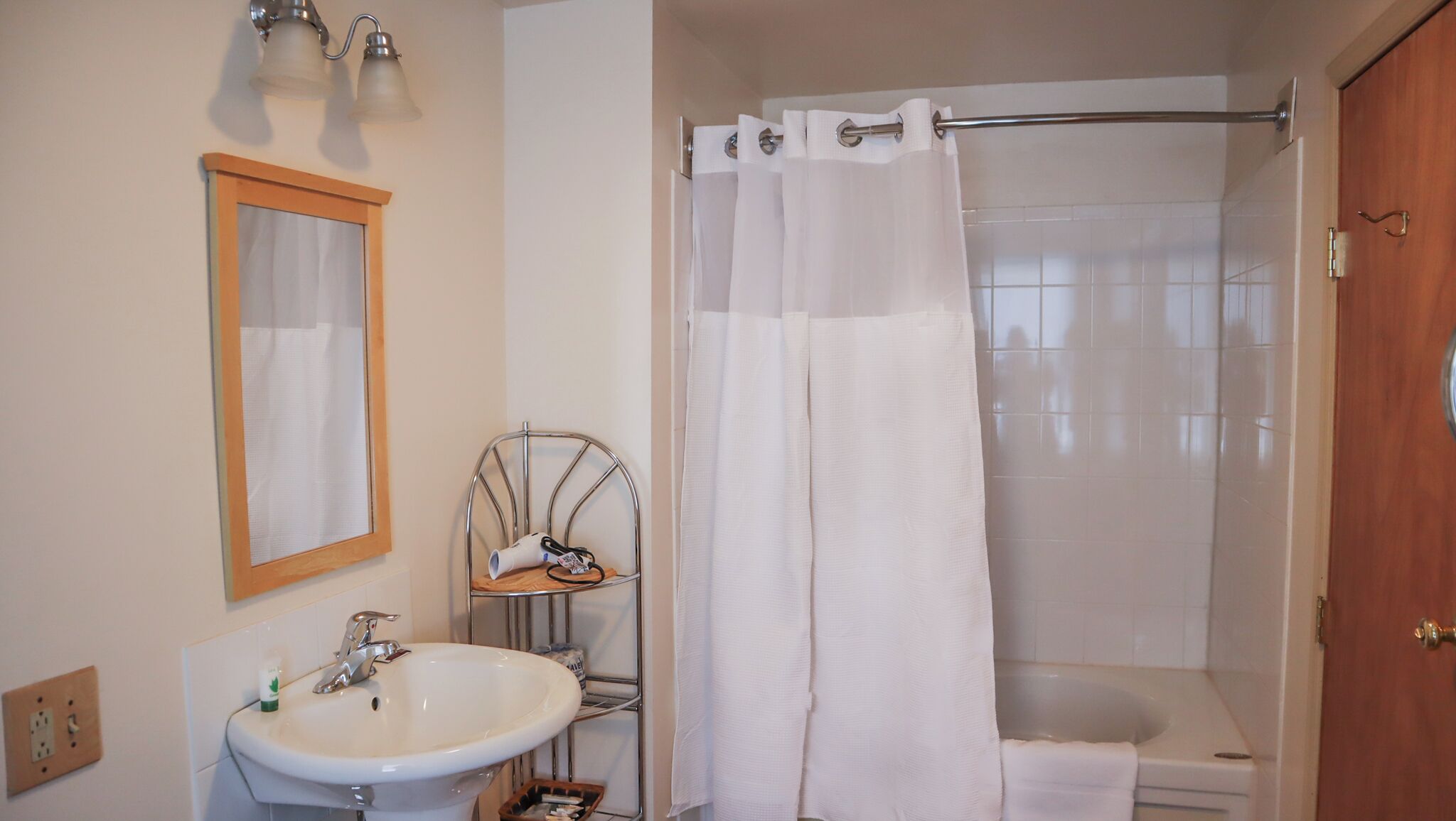 Kamar Deluks | Kamar mandi | Kombinasi shower/bathtub dan perlengkapan mandi gratis