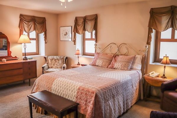 Heritage Room - Queen | Free WiFi